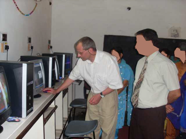 Einweihung_Computerraum_Indien_Gesichter_wegen_Persnlichkeitsrechten_unkenntlich