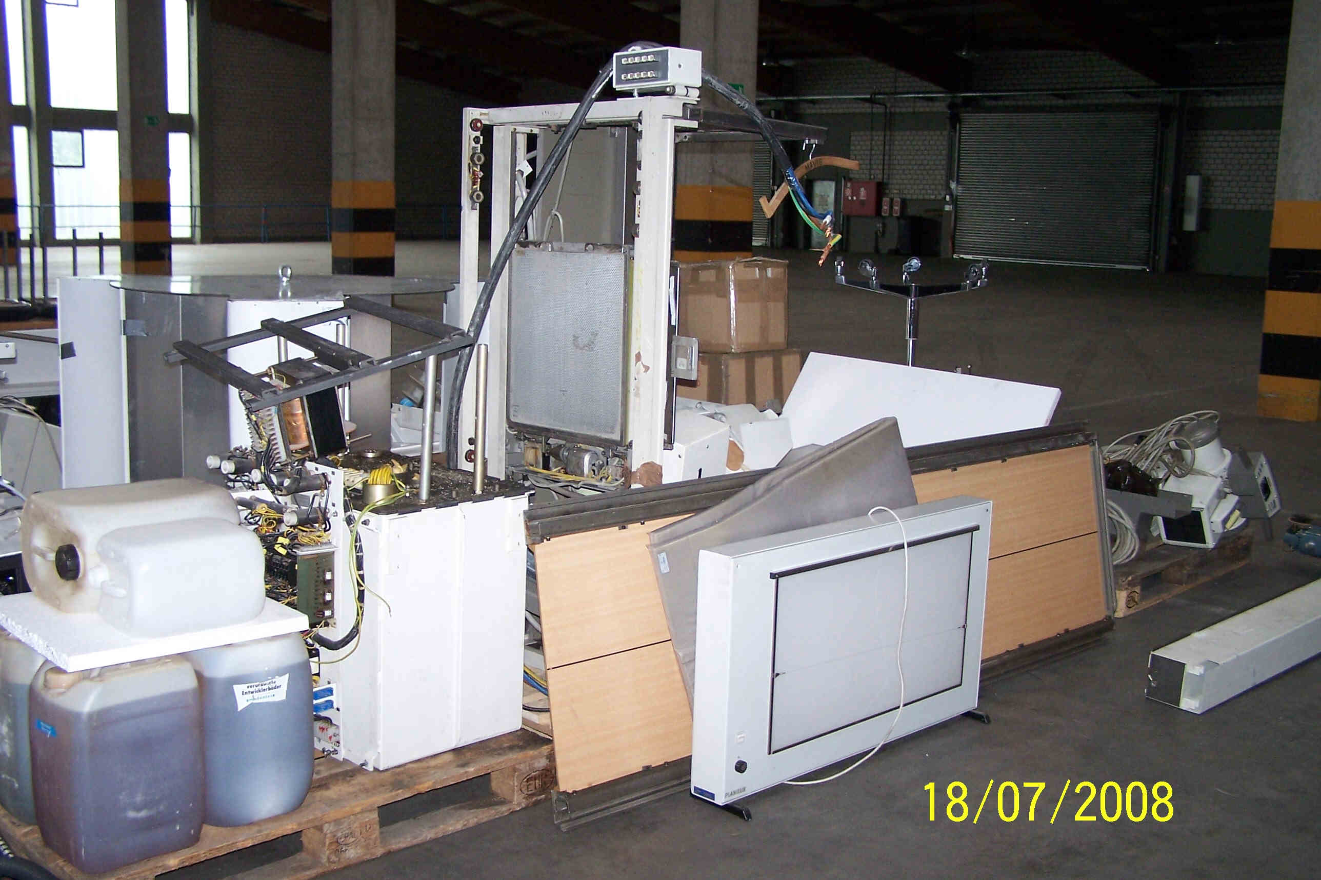 Gegenstände im Zolllager Köln nach Entladung LKW 1 Gegenstände im Zolllager Köln nach Entladung LKW 1