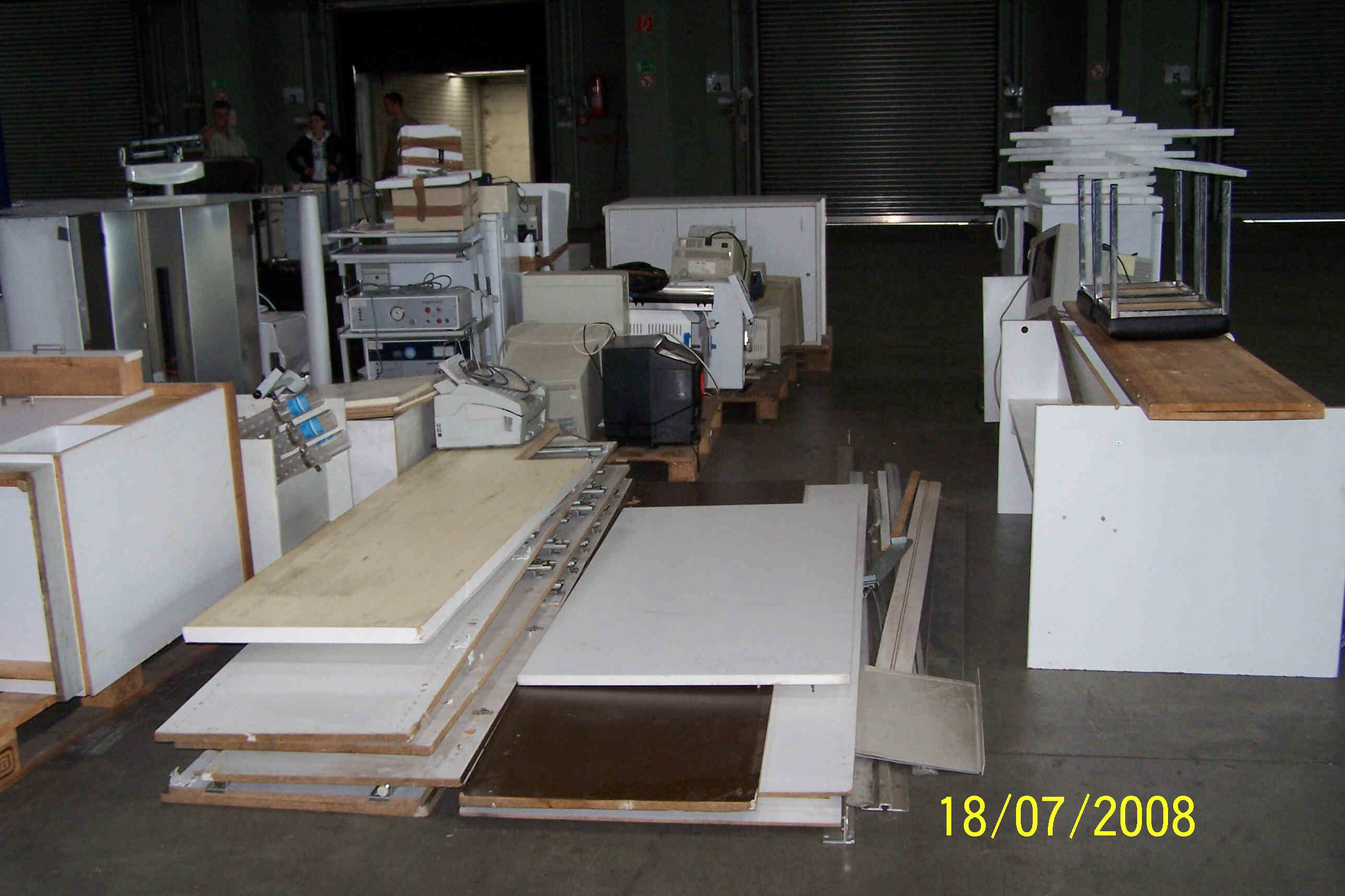 Gegenstände im Zolllager Köln nach Entladung LKW 2 Gegenstände im Zolllager Köln nach Entladung LKW 2